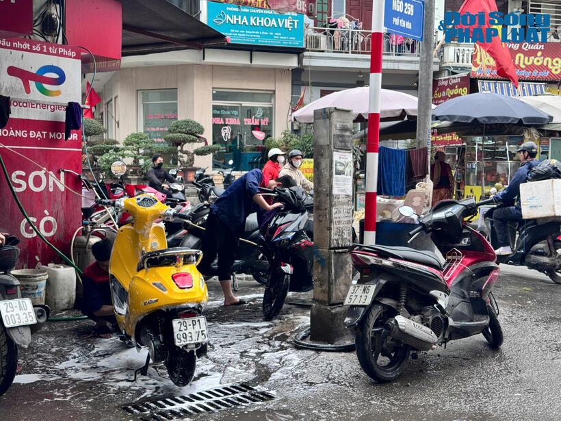 Giá rửa xe máy dao động từ 40 nghìn đồng – 60 nghìn đồng/chiếc, tăng khoảng 2 đến 3 lần so với ngày thường.