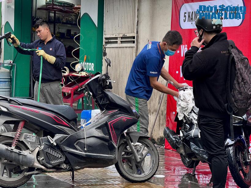 Hầu hết các tiệm rửa xe cho biết sẽ tiếp tục nhận khách đến khoảng đầu giờ chiều ngày mai (tức 29 Tháng Chạp).