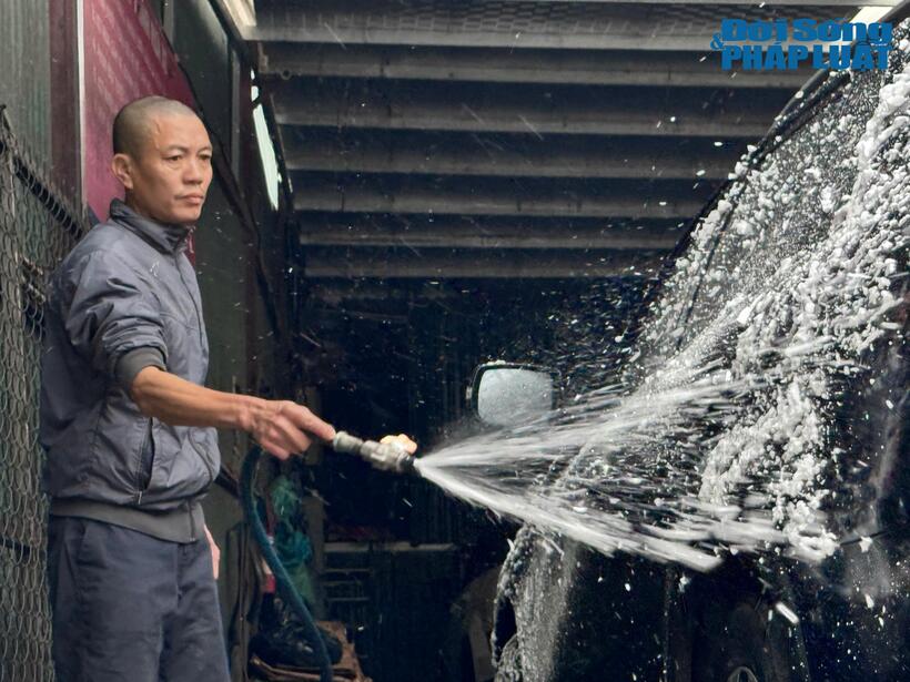 Một nhân viên tại đây cho biết khung giờ đông khách nhất là từ 9h cho tới 16h, có những khách hàng chấp nhận chờ đợi 4-5 tiếng để có thể rửa được xe ô tô ngày cuối năm.