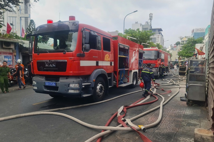 Lực lượng chức năng có mặt tại hiện trường để dập tắt đám cháy. Ảnh: Dân Trí