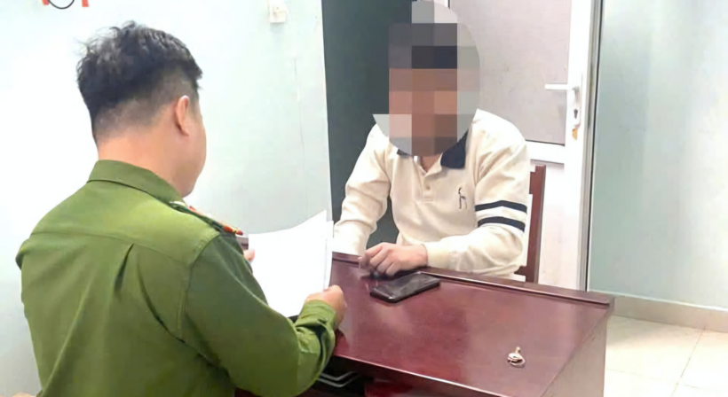 Công an làm việc với thanh niên tên C. người đăng tin giả về việc 3 ô tô mất phanh lao xuống biển. Ảnh: VietNamNet
