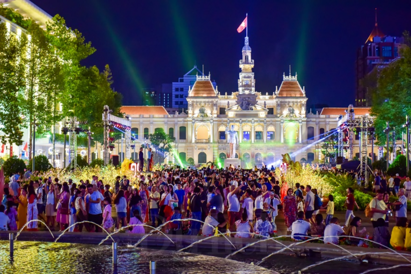 Tối 28/1 (29 Tết), hàng nghìn người dân ở TP.HCM đã di chuyển về phố đi bộ Nguyễn Huệ (quận 1, TP.HCM) để vui chơi và chờ đợi khoảnh khắc giao thừa với màn pháo hoa rực rỡ.