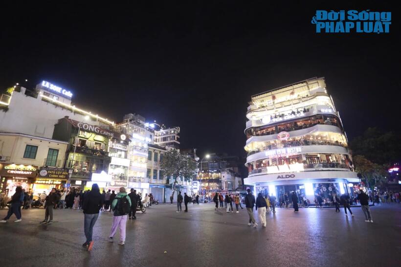 Ngay từ tối, các tuyến đường hướng về trung tâm Thành phố Hà Nội đã dần trở nên đông đúc. Theo đó, người dân cùng đổ về đây để chào đón khoảnh khắc bước sang năm mới Ất Tỵ 2025.