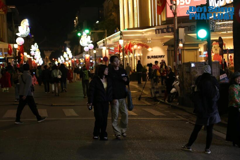 Đôi bạn trẻ tay trong tay chờ đón khoảnh khắc chuyển giao năm mới.