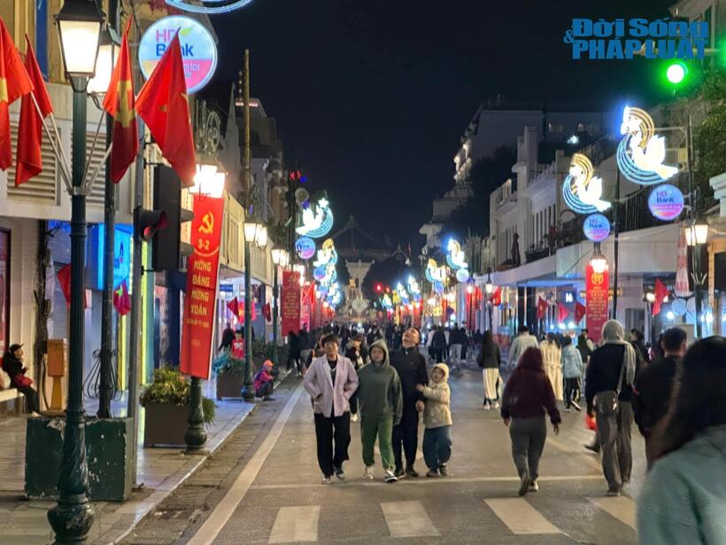 Người Hà Nội đổ ra đường chuẩn bị đón năm mới Ất Tỵ.