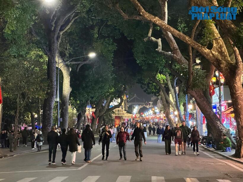 Tại quận Hoàn Kiếm có 2 điểm bắn là trước trụ sở Tòa soạn báo Hà Nội mới và trước Bưu điện Hà Nội. Mỗi điểm sẽ bắn 600 quả pháo tầm cao kết hợp 90 giàn tầm thấp. Thời gian bắn pháo hoa chào đón năm mới kéo dài 15 phút từ 0h đến 0h15 ngày 29 (tức Mùng 1 Tết).