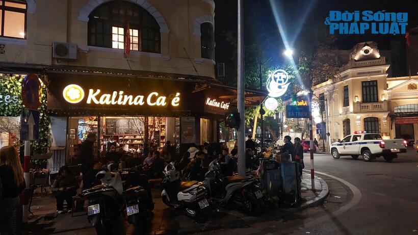 Quán cà phê chật kín khách ngồi.