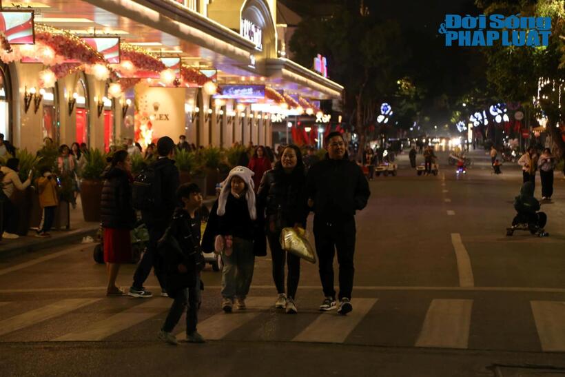 Nhiều gia đình cùng nhau đến phố đi bộ hồ Gươm chờ đón năm mới Ất Tỵ.