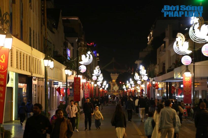 Người dân đi dạo quanh khu vực phố đi bộ Hồ Gươm.