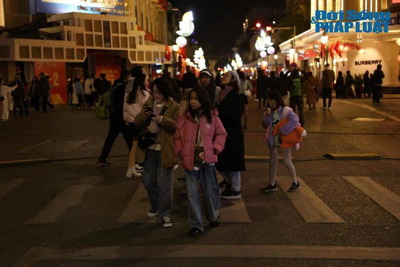  Người dân Hà Nội đổ về hồ Gươm chờ đón năm mới Ất Tỵ 2025 - 8