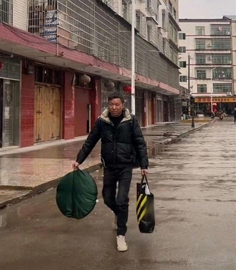 Chàng trai đi bộ từ Thâm Quyến về Hành Dương đón Tết cùng gia đình. Ảnh: Xiaoxiang Morning News