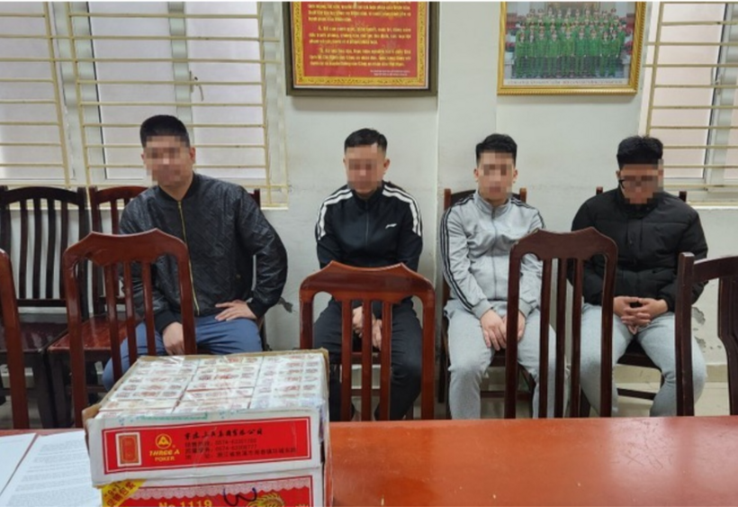 Nhóm đối tượng mua bán bán dụng cụ chơi cờ bạc bạc “bịp”. Ảnh: Nhà báo & Công luận