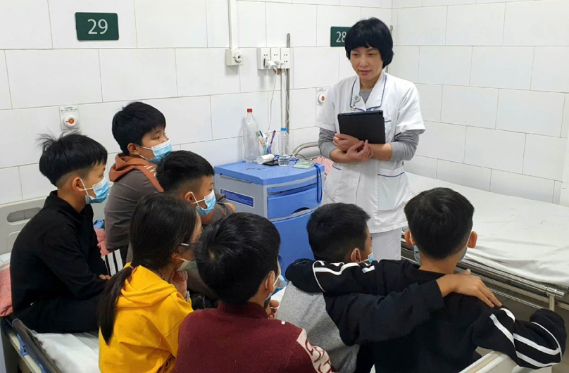 Các bệnh nhi được nhân viên y tế dặn dò trước khi ra viện. Ảnh: VietNamNet