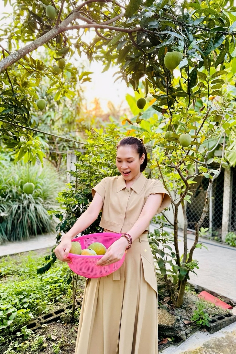 Khu vườn của nữ ca sĩ cung cấp đủ trái cây bốn mùa nên cô không phải mua ngoài. Khi sử dụng không hết, cô còn nghĩ ra nhiều món đồ uống có lợi cho sức khỏe.