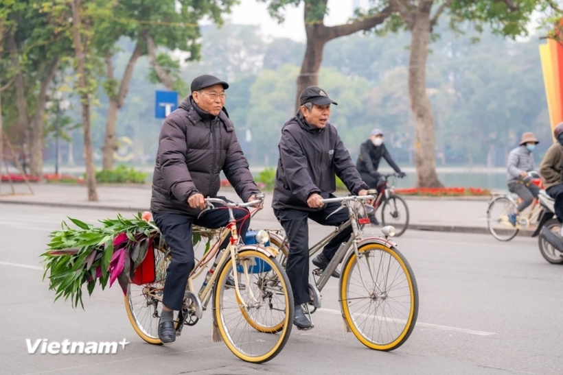 Theo VietnamPlus, vào sáng mùng 1 Tết Ất Tỵ, phố phường Hà Nội không còn cảnh tấp nập, còi xe liên tục mà “khoác” diện mạo mới khác lạ, yên tĩnh và thanh bình đến lạ thường.