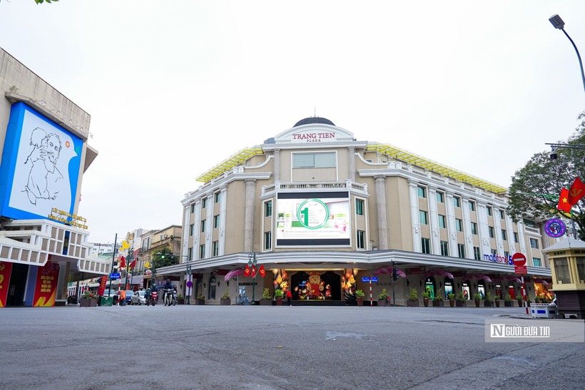 Các tuyến phố thường ngày đông đúc người qua lại nay chỉ lác đác xe, không còn cảnh ồn ào, tắc đường hay những góc phố ngổn ngang hàng quán vỉa hè.