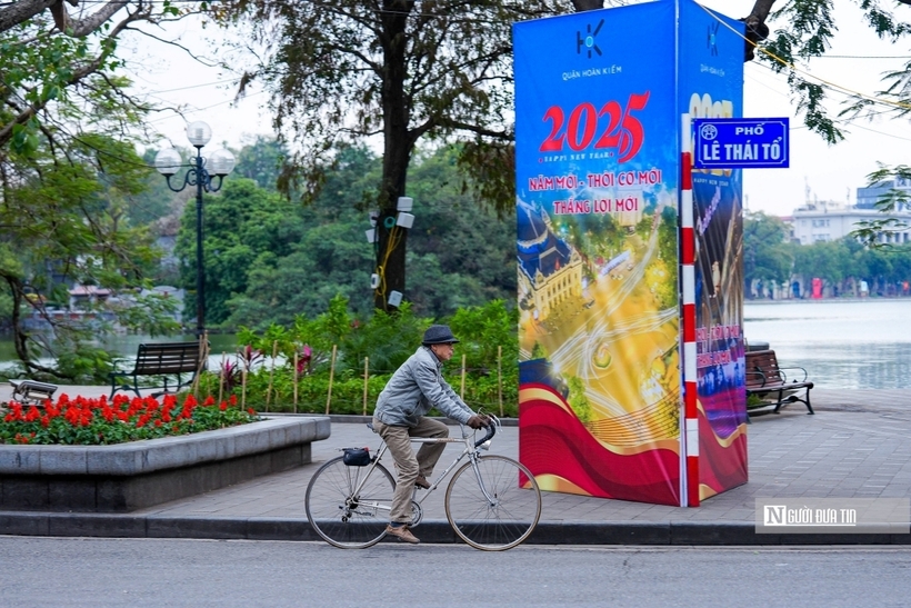 Nhiều người dân vẫn giữ thói quen đạp xe tập thể dục khai xuân qua những con phố.