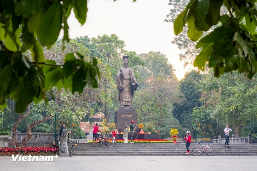 Ở các tuyến phố tại khu vực phố cổ, không ít người người dân cùng người thân và bạn bè đi du xuân từ khá sớm, đến những khu vực trung tâm thành phố và phố cổ Hà Nội để chụp ảnh kỷ niệm.