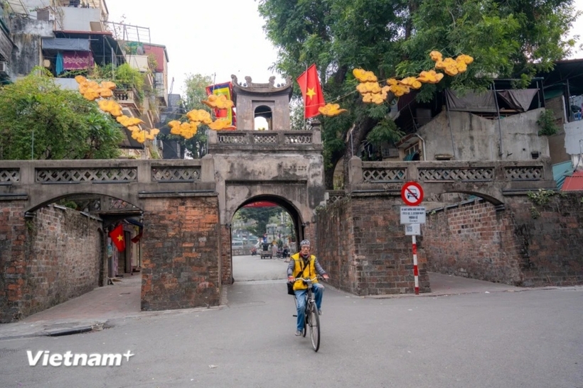 Đi dọc theo những con phố nhỏ như Hàng Ngang, Ô Quan Chưởng, Hàng Đào, không khó để bắt gặp những hình ảnh đậm chất Hà Nội.