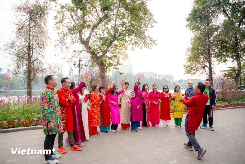 Màu sắc và không khí xuân lan tỏa khắp các ngõ ngách, mang đến cảm giác ấm áp cùng niềm tin vào một năm mới bình an.