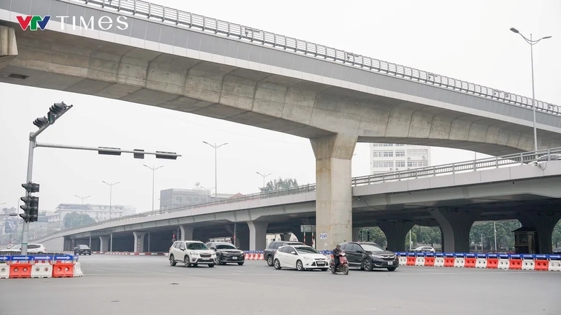 Thời báo VTV cho biết, mặc dù đường phố vắng vẻ hơn nhưng những người tham gia giao thông vẫn chấp hành nghiêm chỉnh các quy định, đi đúng làn đường, dừng đèn đỏ đầy đủ.