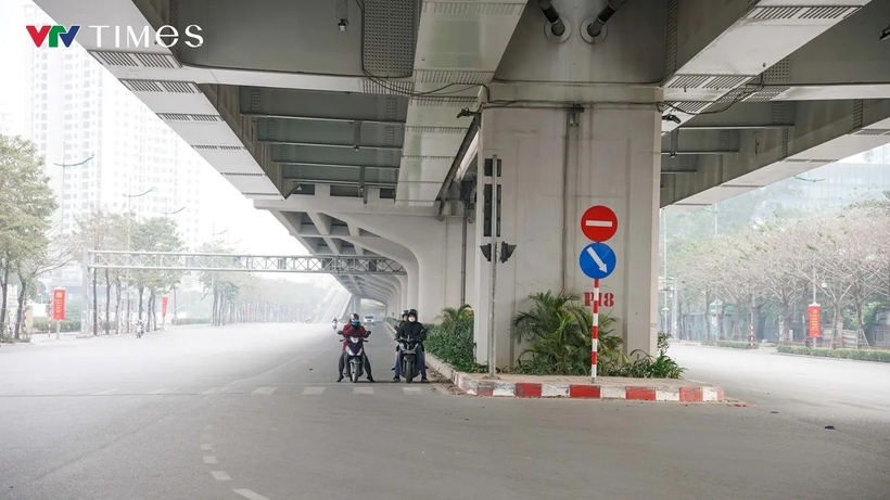 "Mặc dù đường vắng vẻ nhưng mình thấy việc tuân thủ luật giao thông là rất cần thiết, điều đó đem lại sự an toàn cho mọi người để có một năm mới an lành và hạnh phúc”, chị Nguyễn Thị Phương Lan (Minh Khai, Bắc Từ Liêm) chia sẻ.