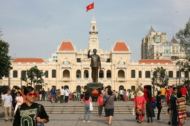 Các tuyến đường trục chính dẫn vào trung tâm quận 1 như Lê Lợi, Tôn Đức Thắng, Trần Hưng Đạo... vốn đông đúc, nay&nbsp; thoáng đãng. Người dân thành phố có cơ hội tận hưởng không khí Tết yên bình và dễ chịu, thoải mái du xuân mà không bận tâm chuyện kẹt xe.