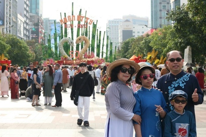 Nhiều gia đình nhân dịp Tết cũng lựa chọn đi dạo quanh khu vực trung tâm, tham quan các lễ hội đường phố hoặc đến các công viên, điểm vui chơi ngày Tết như Phố đi bộ Nguyễn Huệ, chợ Bến Thành... để chụp ảnh kỷ niệm, tạo nên một bức tranh sinh động.