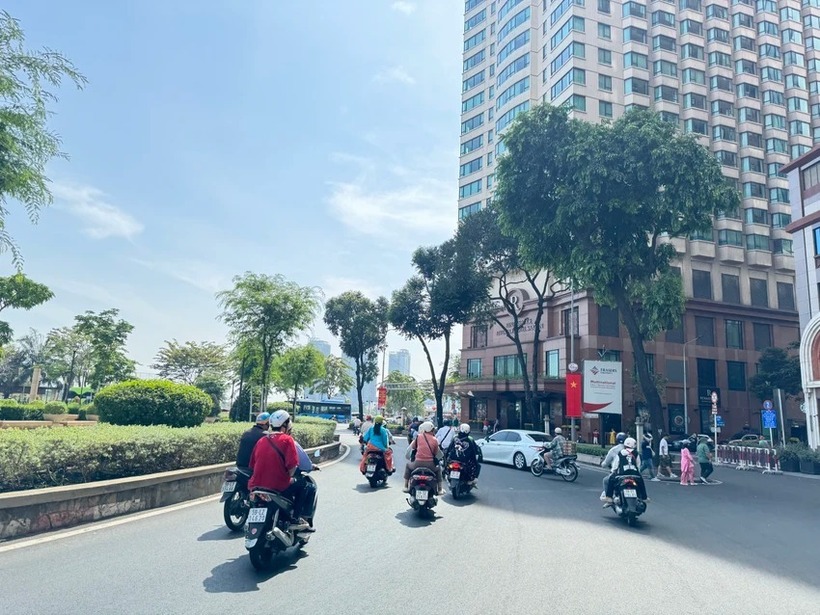 Bà bày tỏ niềm yêu thích với TP.HCM, một nơi tiện nghi và mỗi dịp Tết lại khoác lên mình vẻ đẹp rực rỡ, tràn đầy màu sắc để đón chào năm mới. Bà cảm thấy rất vui và hạnh phúc khi ngắm nhìn thành phố ngày một tươi đẹp hơn trong những ngày đầu xuân.