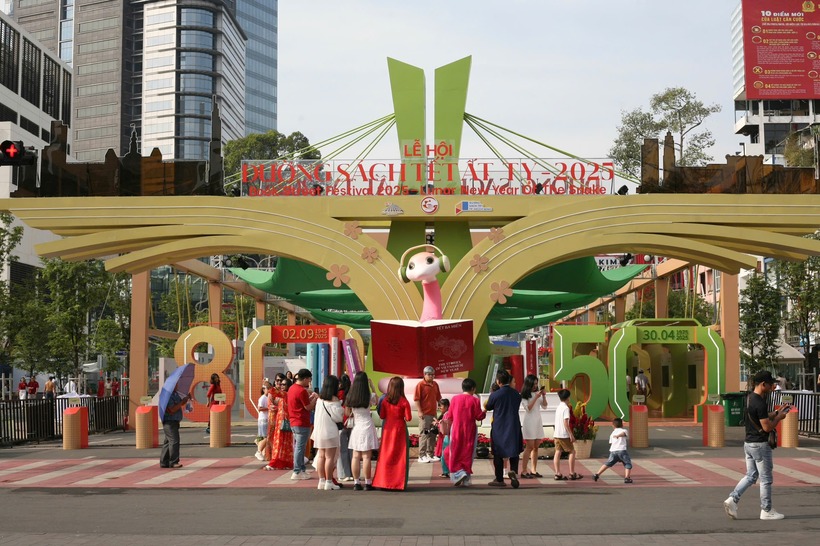 Chia sẻ trên báo Pháo luật TP.HCM, anh Nguyễn Văn Chương cho biết: Năm nay thời tiết thật đẹp, không khí mát mẻ nên ai nấy đều hồ hởi, vui mừng. Đặc biệt hơn, các tuyến đường vốn ùn ứ, nay cũng thật khác lạ - đường sá thông thoáng hơn, đi lại thuận tiện hơn rất nhiều.