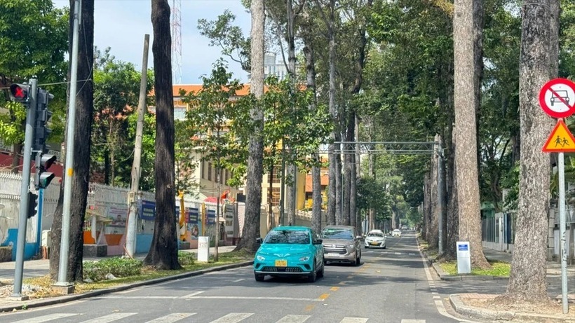 Theo báo Người lao động, từ sáng tới trưa mùng 1 Tết, lượng phương tiện lưu thông tại TP.HCM giảm hơn ngày thường rất nhiều, đường phố thông thoáng.