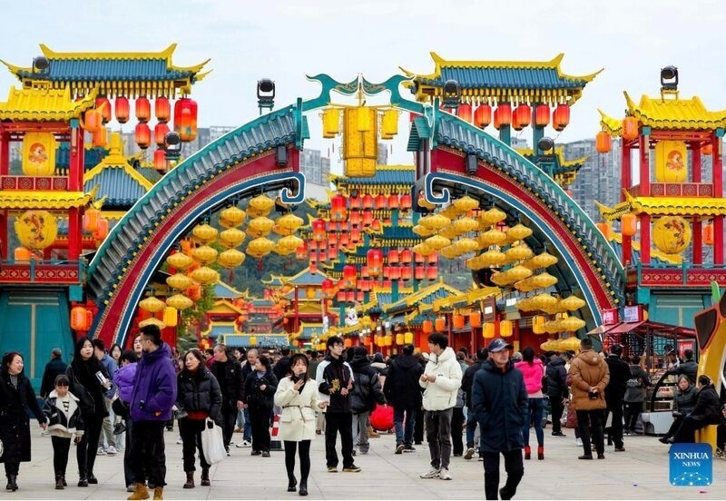 Nhiều quốc gia Đông Á và cộng đồng gốc Á ở khắp nơi trên thế giới&nbsp; chào đón năm mới Ất Tỵ theo âm lịch. Tết Nguyên Đán tại các nước như Việt Nam, Trung Quốc, Hàn Quốc và nhiều quốc gia châu Á khác sẽ bắt đầu ngày 29/1, khởi đầu những ngày lễ hội với nhiều phong tục tập quán và tiệc tùng.
