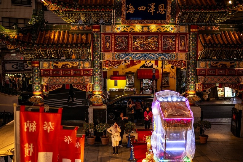 Ngày nay, một số nơi ở Nhật Bản vẫn tổ chức đón Tết Nguyên đán như các khu Chinatown hoặc trên đảo Ryukyu. Dù bỏ Tết Nguyên đán, người dân Nhật Bản cũng giữ lại nhiều phong tục đón năm mới giống các nước châu Á.