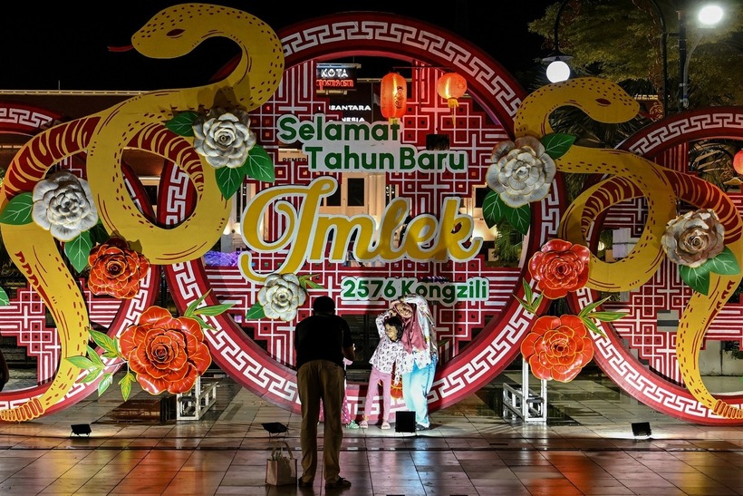 Dù là quốc gia có cộng đồng người Hồi giáo lớn nhất thế giới, Indonesia vẫn coi Tết âm lịch là ngày lễ quốc gia. Cộng đồng người gốc Hoa chiếm khoảng 1,2% dân số Indonesia, cũng là cộng đồng người gốc Hoa ở nước ngoài lớn thứ tư thế giới.
