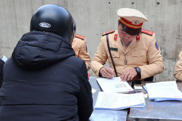 Lực lượng CSGT lập biên bản với người vi phạm. Ảnh: VTC News