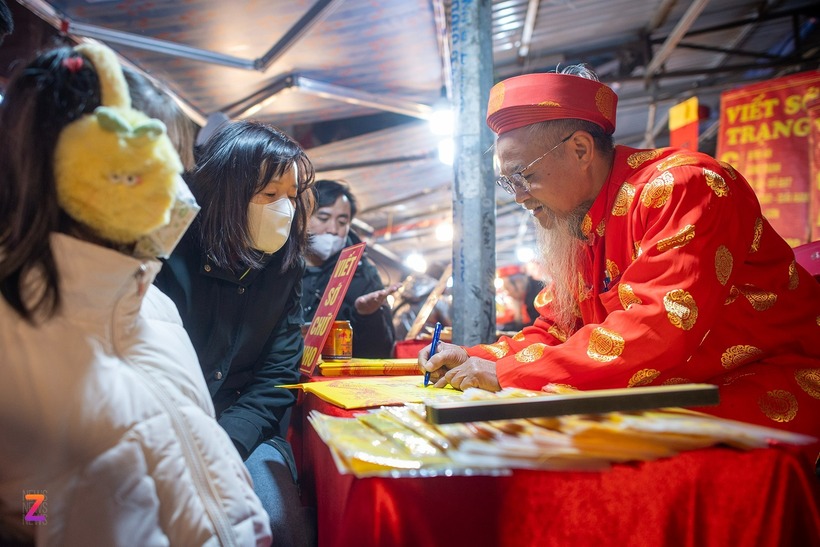 Khu viết sớ bên ngoài Phủ Tây Hồ cũng đông khách ghé&nbsp;thăm. Những ông đồ thức xuyên đêm phục vụ khách hàng có nhu cầu dâng sớ đầu năm.