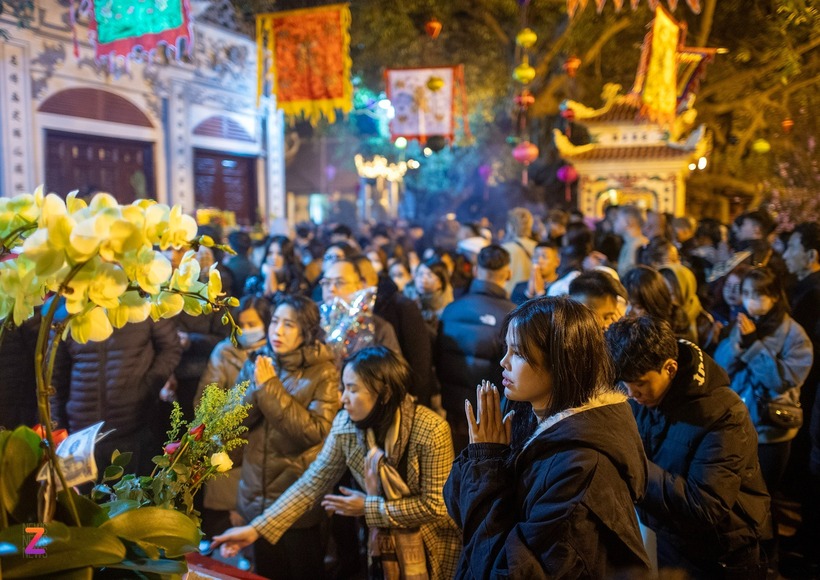 Phủ Tây Hồ được biết đến là một trong những chốn linh thiêng trong hệ thống đình, đền, chùa, phủ ở Hà Nội nên thường xuyên thu hút đông khách mỗi dịp lễ hoặc ngày đầu năm mới.