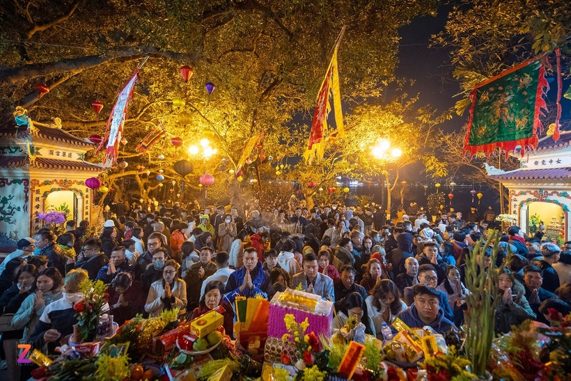 Chia sẻ trên Tạp trí Tri thức, chị Nguyễn Lụa (Hà Nội) thành tâm lễ Phủ dịp đầu năm mới. "Tôi mới bắt đầu mở một cơ sở kinh doanh nên năm nay đến Phủ để cầu chúc một năm làm ăn thuận lợi", chị Lụa chia sẻ.