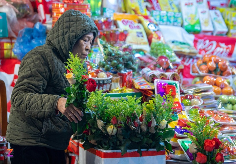 Những mâm đồ lễ được các tiểu thương buôn bán tại khu vực cửa Phủ chuẩn bị kĩ càng gồm có cau trầu, hoa quả, trà thuốc, bánh kẹo... trung bình mỗi mâm lễ có giá giao động từ 200.000 -500.000 đồng.