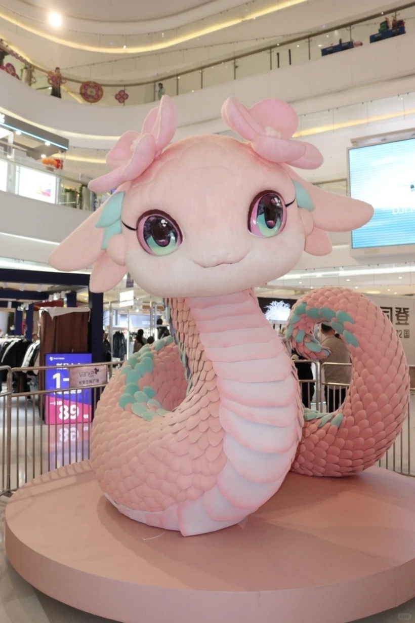 Trong văn hóa Trung Quốc, rắn tượng trưng cho trí tuệ và sự kiên trì. Sự hiện diện của những linh vật này nhắc nhở mọi người về tầm quan trọng của việc bảo tồn văn hóa truyền thống trong thời hiện đại.