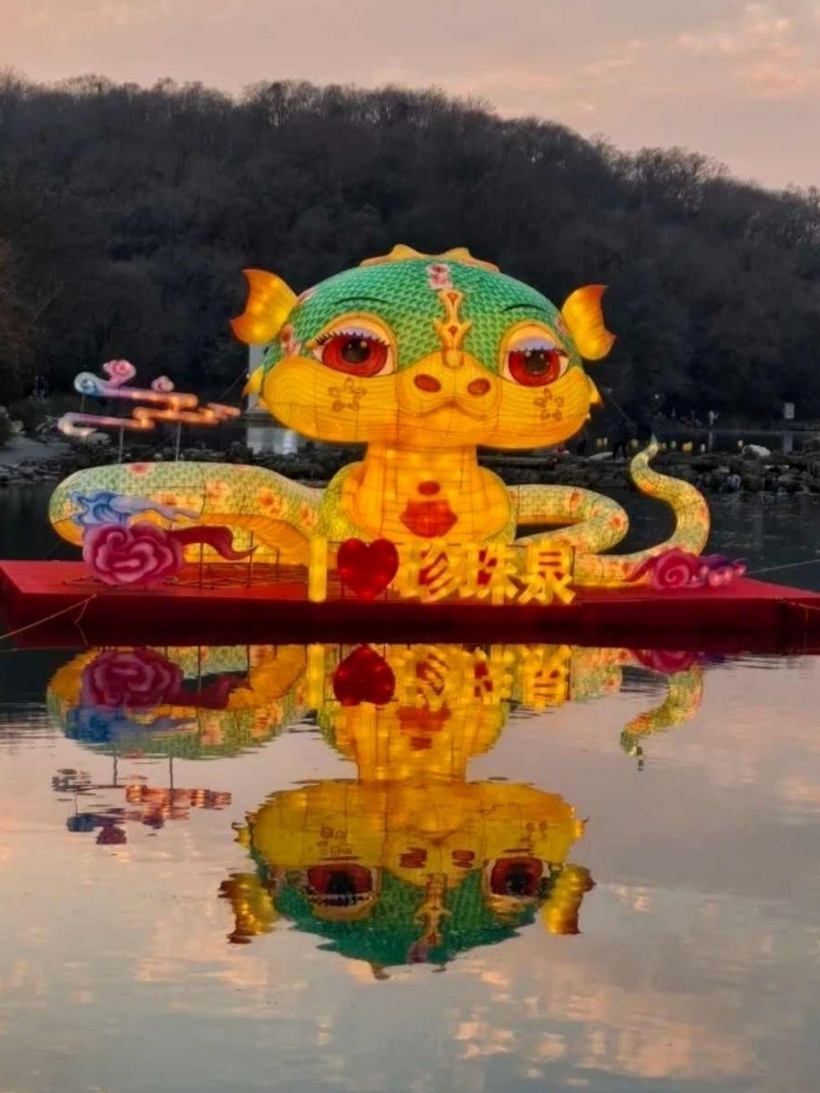 Cũng ở khu thắng cảnh Trân Châu Tuyền, linh vật rắn này lại gây cười với biểu cảm “mắt nhắm mắt mở”.