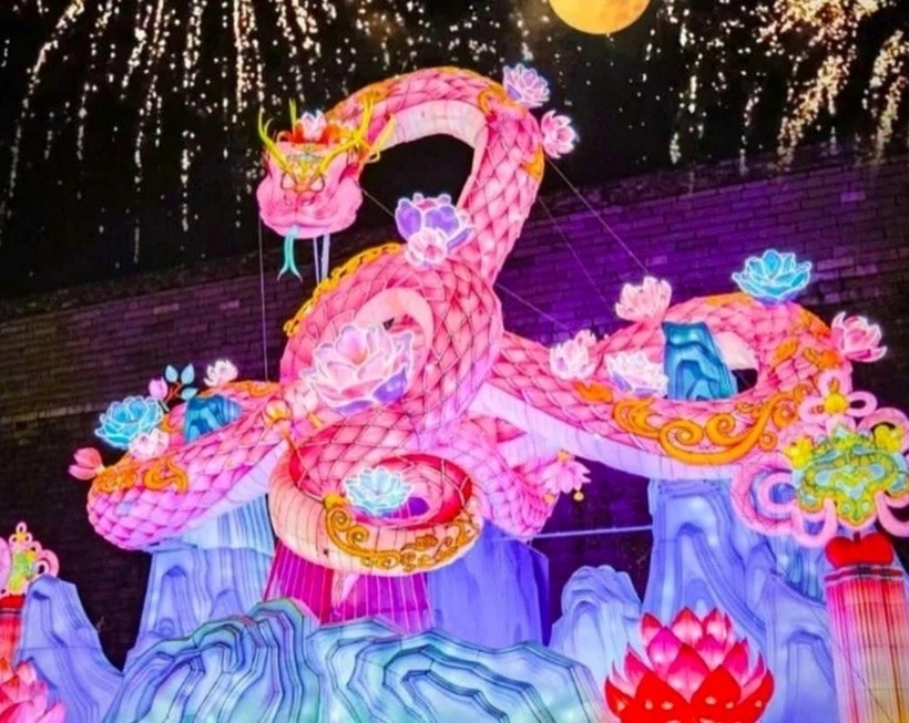 Lồng đèn rắn chào đón năm 2025 ở&nbsp;Nam Kinh cũng&nbsp;khiến cư dân mạng xuýt xoa vì độ hoành tráng và nổi bật.