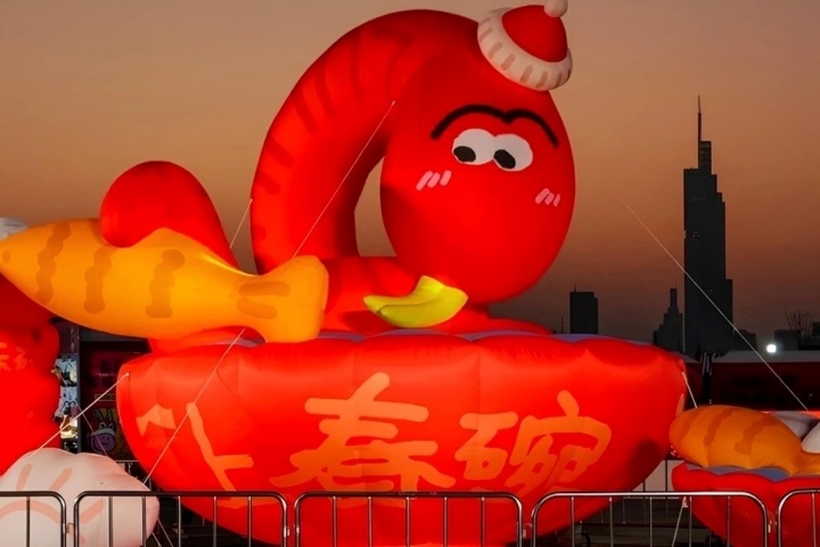 Ở công viên Hồ Huyền Vũ (Nam Kinh, Trung Quốc), linh vật rắn có thiết kế độc lạ, được cư dân mạng bàn luận trông giống chú sâu trong phim hoạt hình&nbsp;Larva.