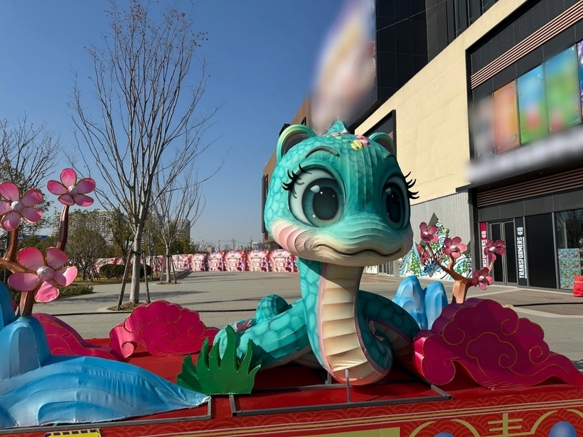 Một mô hình rắn sở hữu gương mặt ngây thơ như trong truyện tranh, được đặt trước một trung tâm thương mại ở phía Nam Trung Quốc.