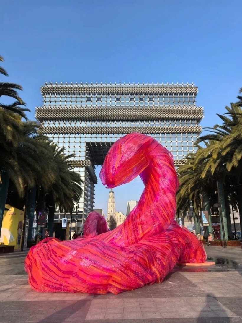 Được mô phỏng kỳ lạ với lớp vải bạt màu hồng đậm, linh vật rắn ở Quý Châu (Trung Quốc) là một trong những tác phẩm gây nhiều tranh cãi nhất.