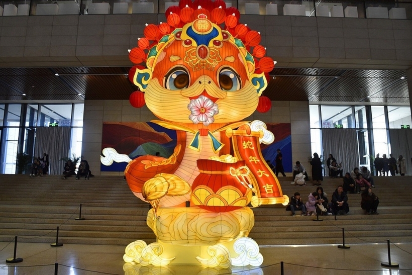 Tác phẩm lồng đèn trang trí Tết Nguyên đán khổng lồ ra mắt tại&nbsp;Bảo tàng Nghệ thuật Thủ công và Nghệ thuật Trung Quốc&nbsp;(Bảo tàng Di sản Văn hóa Phi vật thể Trung Quốc, Bắc Kinh) ngày 21/12/2024.