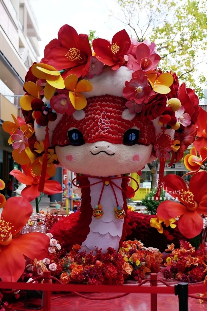 Tại lễ hội đèn lồng Dự Viên ở Thượng Hải (Trung Quốc), một linh vật rắn được tạo hình rực rỡ, cầu kỳ với hàng loạt bông hoa lớn nhỏ đính xung quanh đầu.