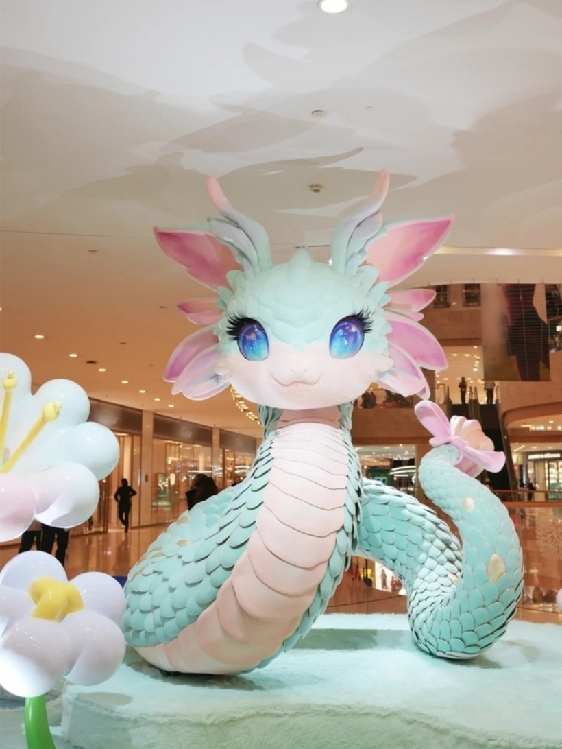 Các linh vật rắn được ra mắt nhân dịp Tết Ất Tỵ 2025 ở các thành phố của Trung Quốc đều được thiết kế tỉ mỉ và sáng tạo, mang theo một câu chuyện riêng biệt, thể hiện nét đặc trưng của từng vùng miền.