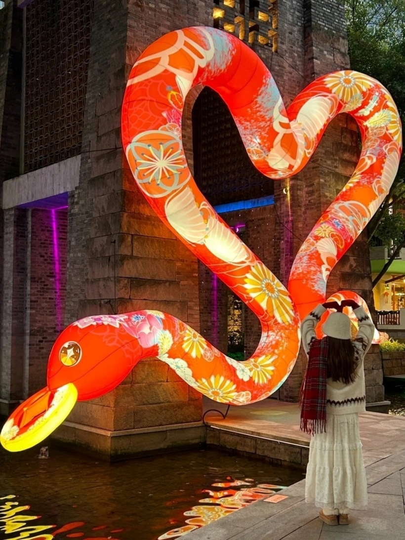 Ở TP.Trùng Khánh (Trung Quốc), linh vật rắn độc đáo uốn lượn hình trái tim thu hút đông đảo bạn trẻ đến "check in".