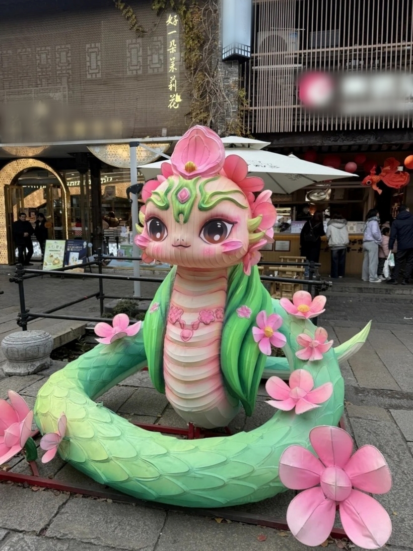 Tại Giang Tô (Trung Quốc), linh vật rắn được &nbsp;thiết kế tỉ mỉ và đầy sáng tạo, trông rất dễ thương.